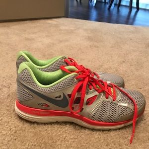 Nike dual fusion sneakers